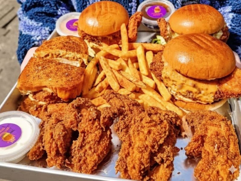 NASHVILLE FAMOUS CHICKEN BURGER